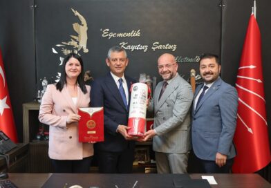 Özel’e Kırmızı Dipli Mumla Davet