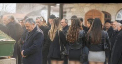 Zarife Yurt Akbaş Yazdı: Dindar Amcalarının Cenazesine Mini Etekle Geldiler
