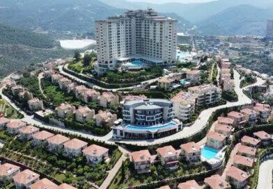 Tevfik Yaşar Tekeli Yazdı: Etrafta Orman vs Yok. Kayalık Taşlık Bir Yamaç Büyük Bir Ekonomik Değere Dönüşmüş.. Ben Bu Tür Yapılarda Bir Doğa İhaneti Görmüyorum